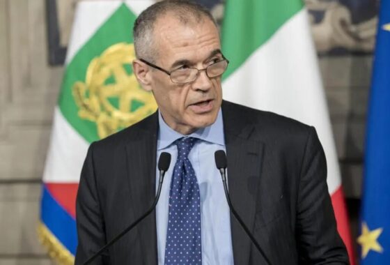 Carlo Cottarelli durante un'intervista