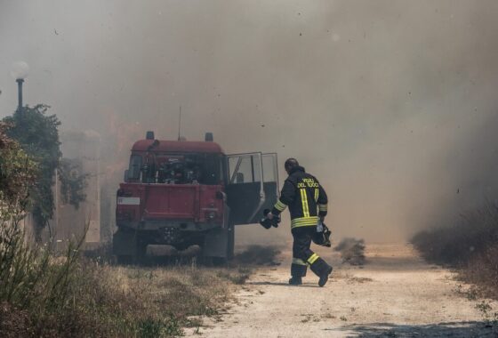 Incendio nell'isola ecologica di Novate Milanese