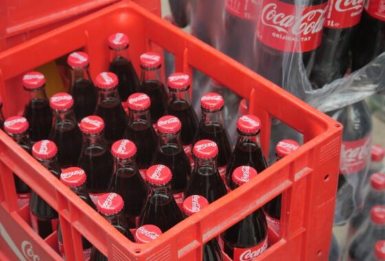 Logo di Coca-Cola su sfondo bianco