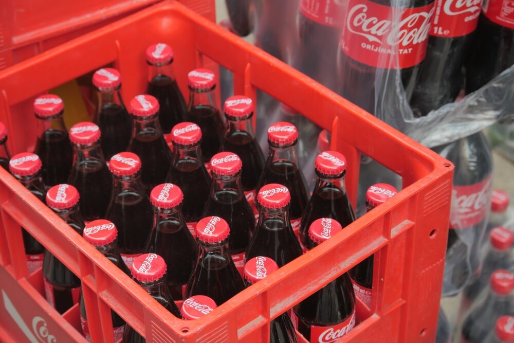 Logo di Coca-Cola su sfondo bianco