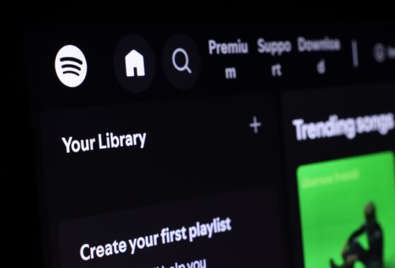 Logo di Spotify con assistente AI