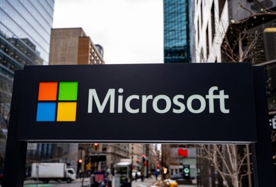 Logo di Microsoft con sfondo tecnologico