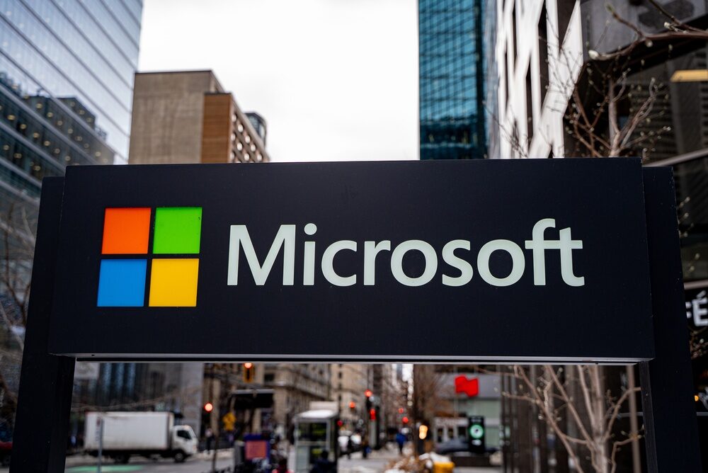 Logo di Microsoft con sfondo tecnologico