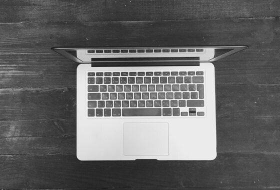 MacBook OLED con touchscreen