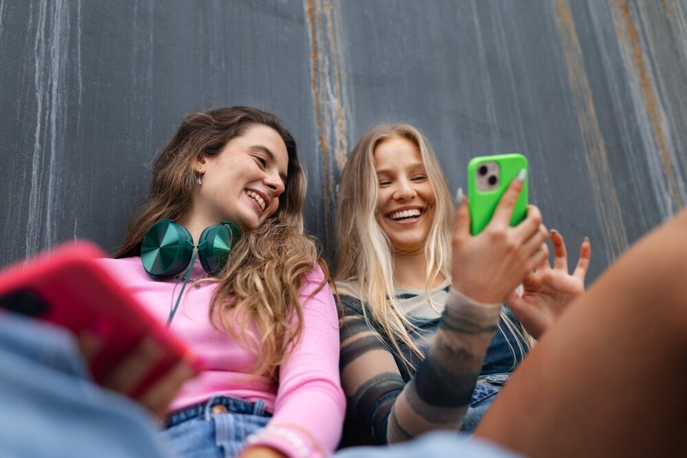 Generazione Z al lavoro con tecnologia avanzata