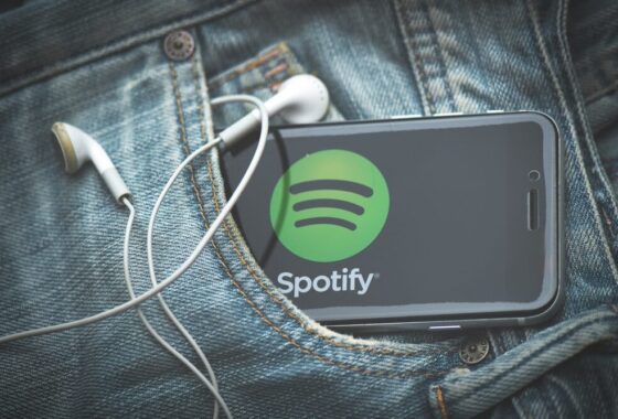 Logo di Spotify con sfondo di podcast