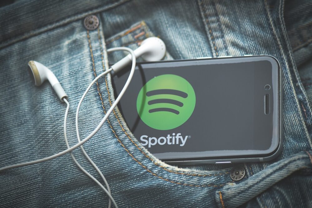 Logo di Spotify con sfondo di podcast