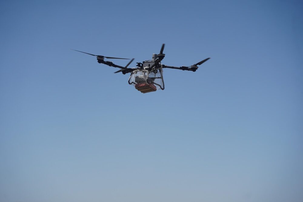 Drone cargo in azione per rifornire un rifugio alpino
